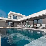 Locki With Jacuzzi And Private Pool