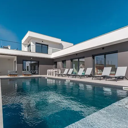 Locki With Jacuzzi And Private Pool